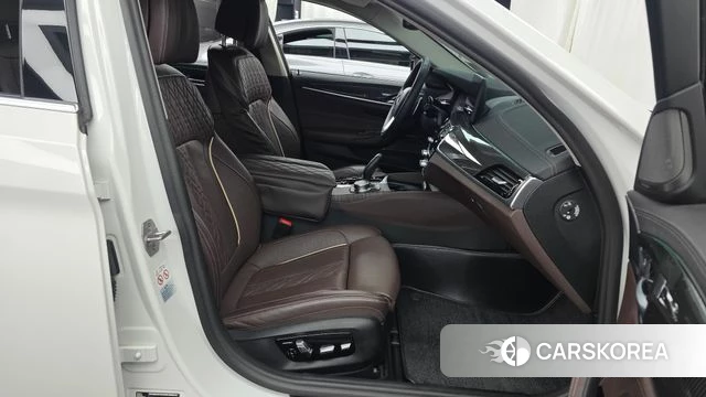 BMW 5 Series (G30) 2022 Белый из Кореи, фото 2