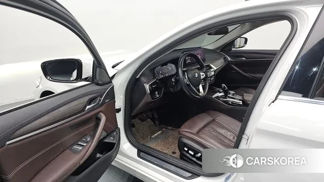BMW 5 Series (G30) 2020 Белый из Кореи, фото 2