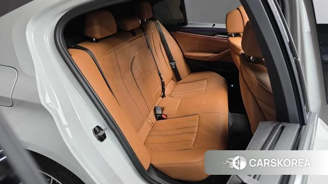 BMW 5 Series (G30) 2023 Белый из Кореи, фото 2