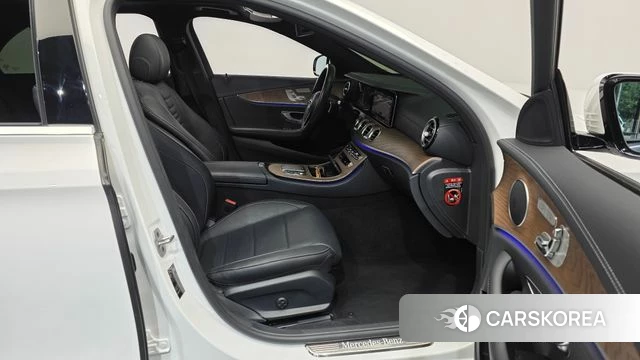 Mercedes-Benz E-Class W213 2021 Белый из Кореи, фото 2