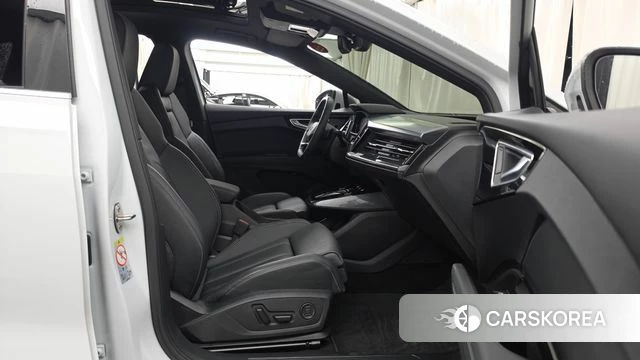 Audi Q4 e-Tron (F4) 2025 Белый из Кореи, фото 2