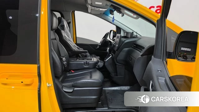 Hyundai Staria 2022 Желтый из Кореи, фото 2