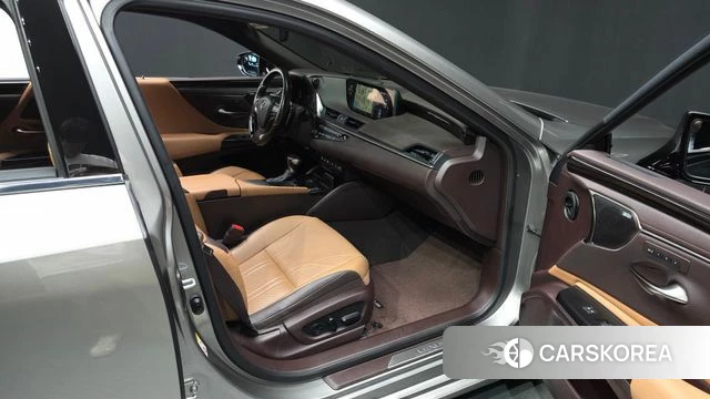 Lexus ES300h 7th generation 2019 Серебристо-серый из Кореи, фото 2