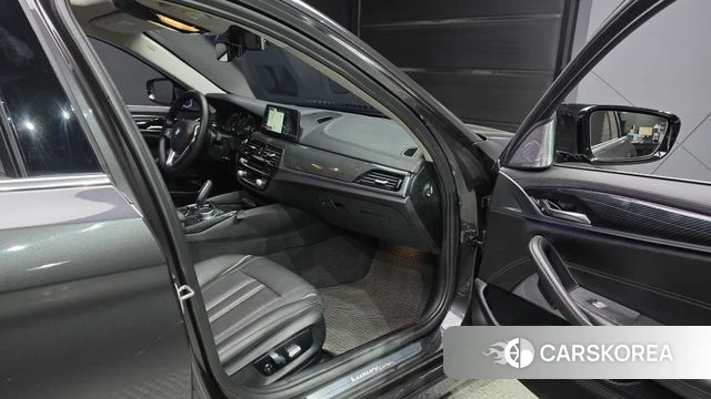 BMW 5 Series (G30) 2018 Серый из Кореи, фото 2