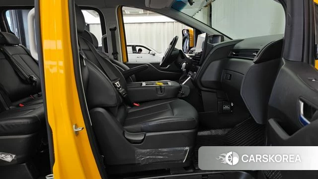Hyundai Staria 2023 Желтый из Кореи, фото 2