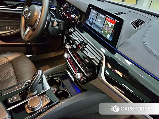 BMW 5 Series (G30) 2018 Белый из Кореи, фото 2