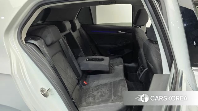Volkswagen Golf 8th Generation 2023 Белый из Кореи, фото 2