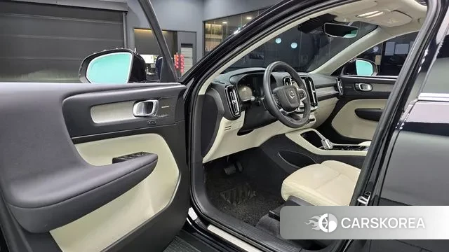 Volvo XC40 2023 Черный из Кореи, фото 2