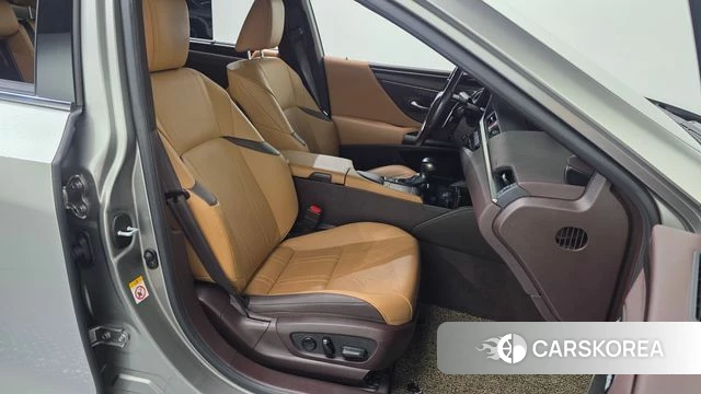 Lexus ES300h 7th generation 2019 Серебристо-серый из Кореи, фото 2