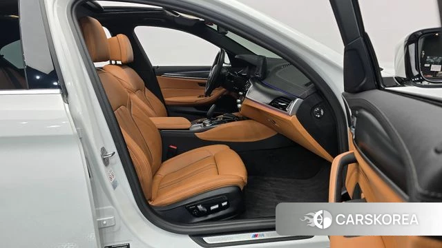 BMW 5 Series (G30) 2023 Белый из Кореи, фото 2