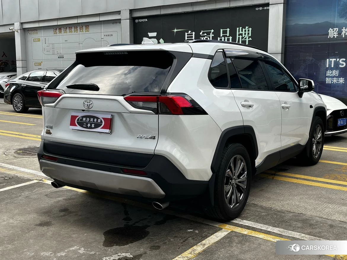 Toyota RAV4 2023 Белый из Китая, фото 2
