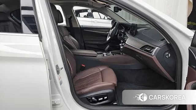 BMW 5 Series (G30) 2023 Белый из Кореи, фото 2