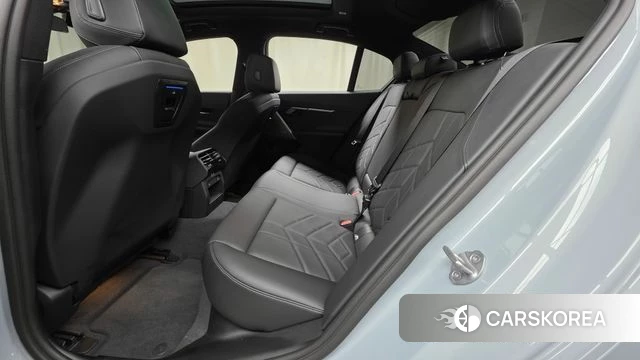 BMW 5 Series (G60) 2024 Цвет галактики из Кореи, фото 2