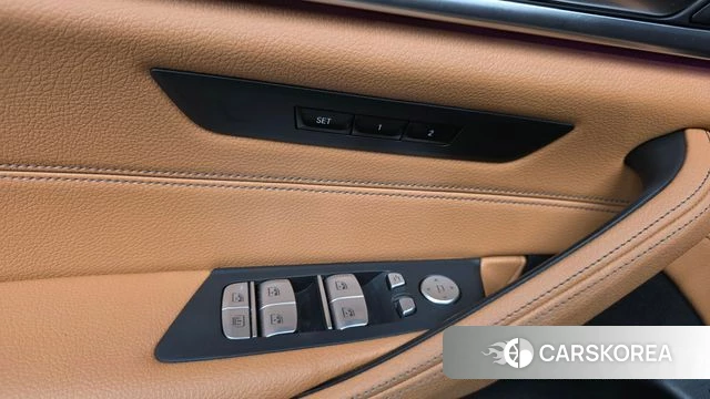 BMW 5 Series (G30) 2023 Черный из Кореи, фото 2