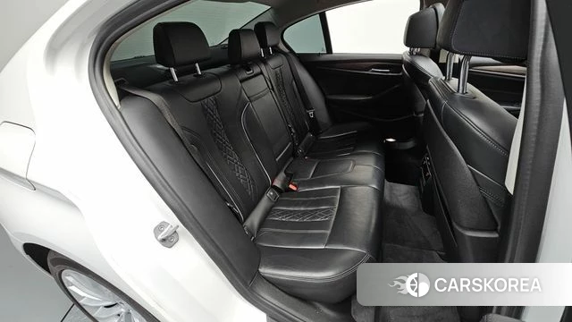 BMW 5 Series (G30) 2018 Белый из Кореи, фото 2