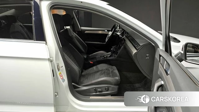 Volkswagen Passat GT (B8) 2021 Белый из Кореи, фото 2