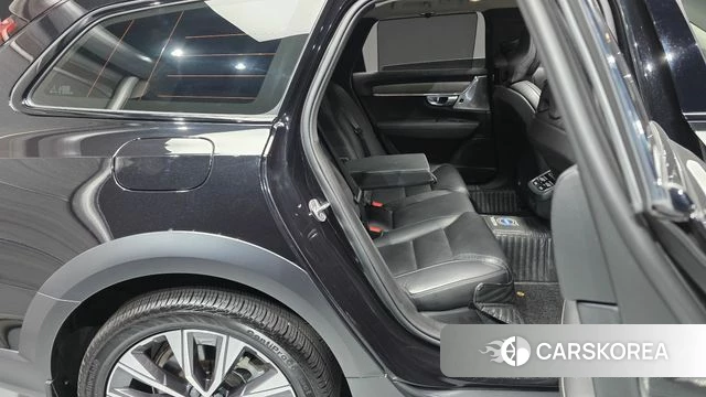 Volvo V90 Cross-Country 2023 Черный из Кореи, фото 2