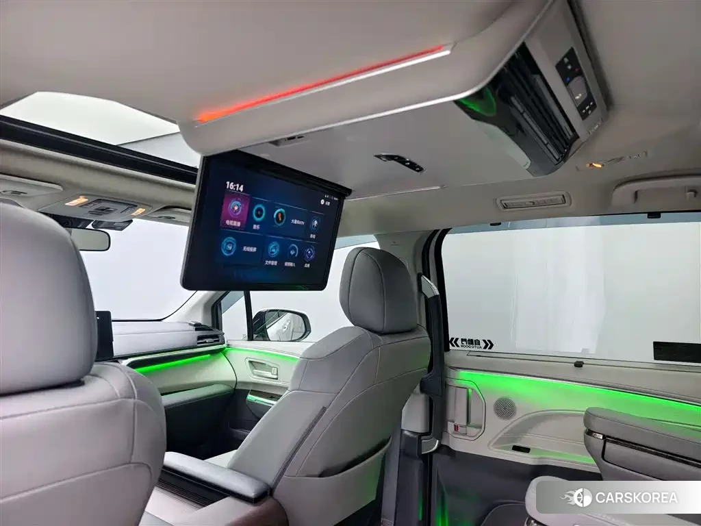 Toyota Granvia 2023 Белый из Китая, фото 2