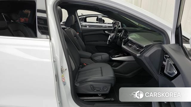 Audi Q4 e-Tron (F4) 2022 Белый из Кореи, фото 2