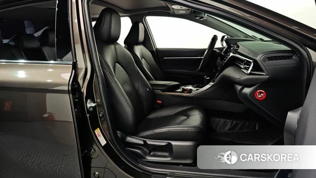 Toyota Camry (XV70) 2018 Коричневый из Кореи, фото 2