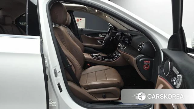 Mercedes-Benz E-Class W213 2018 Белый из Кореи, фото 2