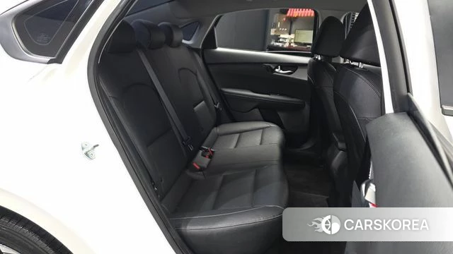 Kia The New K3 2nd generation 2023 Белый из Кореи, фото 2