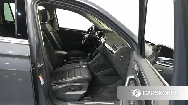 Volkswagen Tiguan second Generation 2024 Серый из Кореи, фото 2