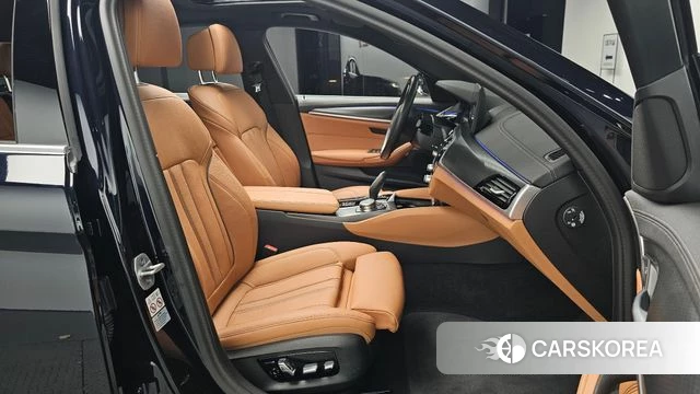 BMW 5 Series (G30) 2023 Черный из Кореи, фото 2