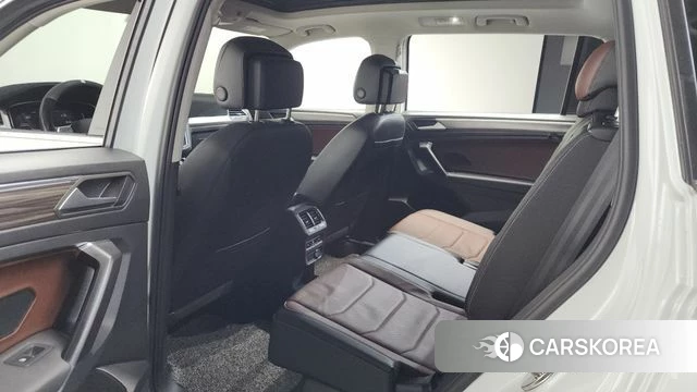 Volkswagen Tiguan Allspace 2023 Белый из Кореи, фото 2