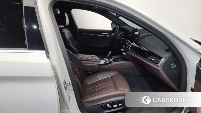 BMW 5 Series (G30) 2022 Белый из Кореи, фото 2