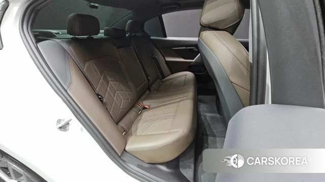 BMW 5 Series (G60) 2024 Белый из Кореи, фото 2
