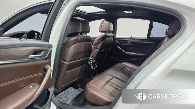 BMW 5 Series (G30) 2018 Белый из Кореи, фото 2