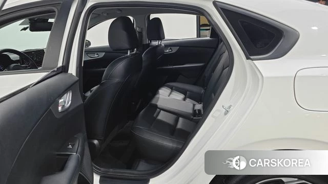 Kia The New K3 2nd generation 2023 Белый из Кореи, фото 2