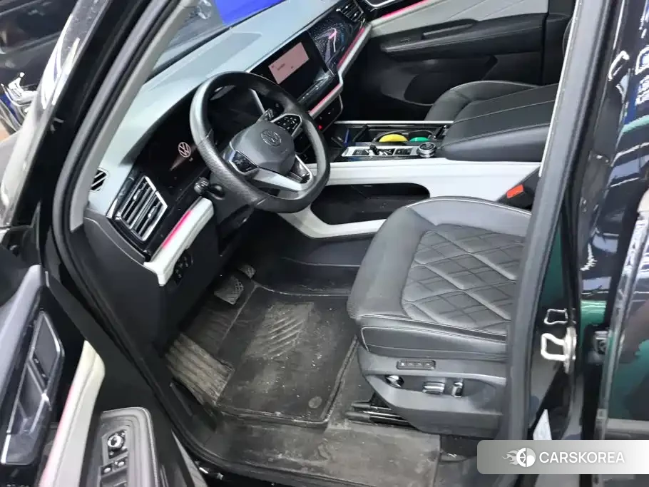 Volkswagen Touareg 2024 Черный из Китая, фото 2