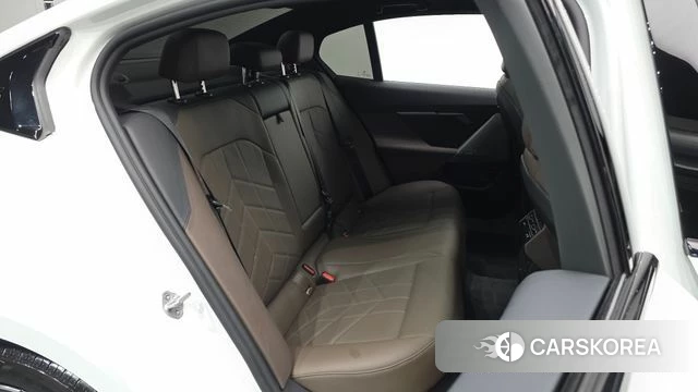 BMW 5 Series (G60) 2025 Белый из Кореи, фото 2