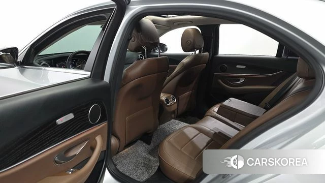 Mercedes-Benz E-Class W213 2018 Серебряный из Кореи, фото 2