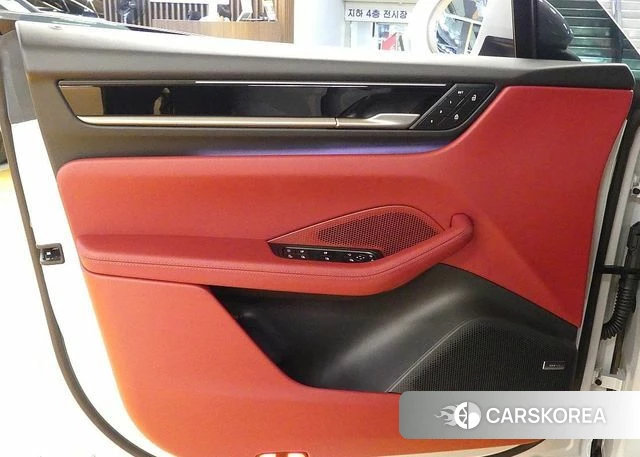 Porsche Makan EV 2026 Серебристо-серый из Кореи, фото 2