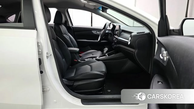 Kia The New K3 2nd generation 2023 Белый из Кореи, фото 2