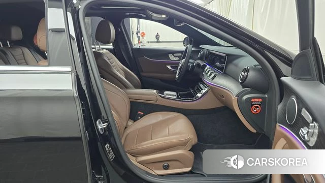 Mercedes-Benz E-Class W213 2023 Черный из Кореи, фото 2