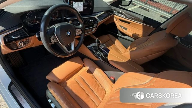 BMW 5 Series (G30) 2023 Белый из Кореи, фото 2