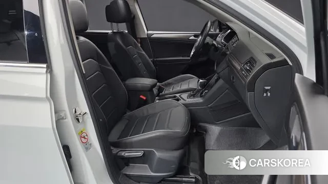Volkswagen Tiguan Allspace 2023 Белый из Кореи, фото 2