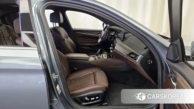 BMW 5 Series (G30) 2018 Серый из Кореи, фото 2