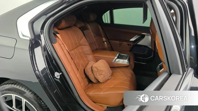 BMW 7 Series (G70) 2023 Черный из Кореи, фото 2