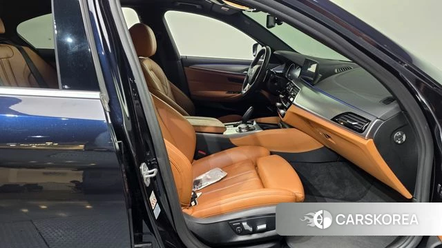 BMW 5 Series (G30) 2018 Черный из Кореи, фото 2