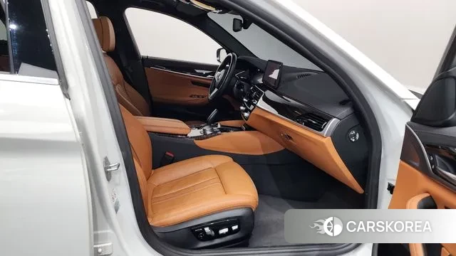 BMW 5 Series (G30) 2022 Белый из Кореи, фото 2