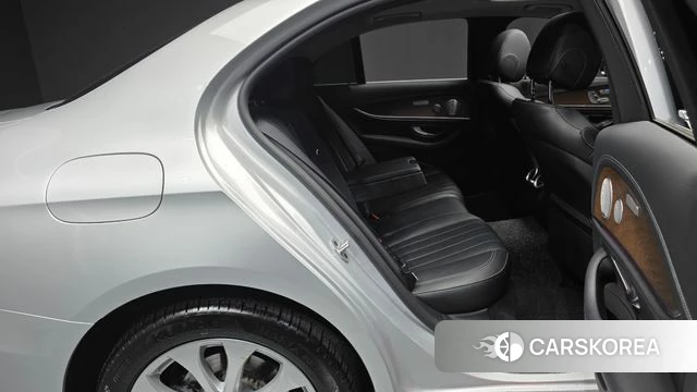 Mercedes-Benz E-Class W213 2020 Серебристо-серый из Кореи, фото 2