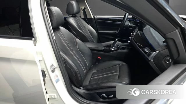BMW 5 Series (G30) 2019 Белый из Кореи, фото 2