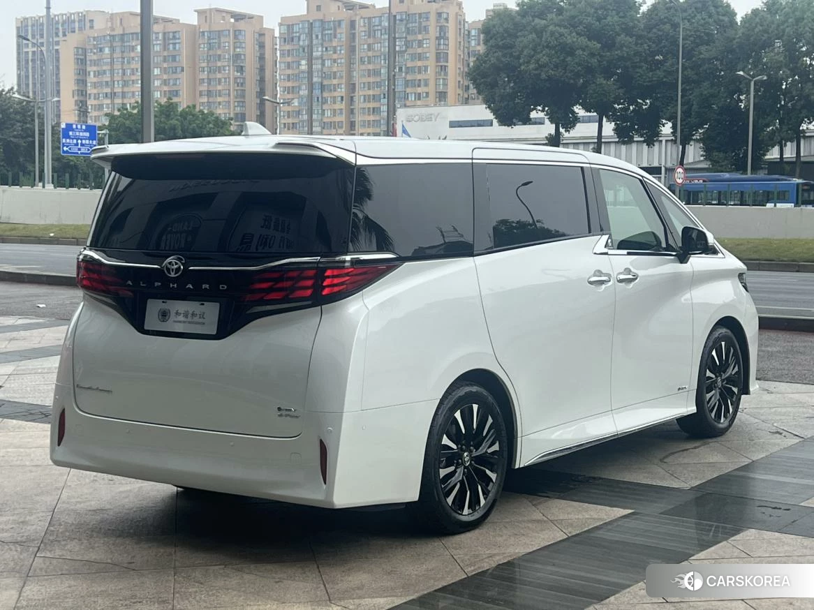 Toyota Alphard 2023 Белый из Китая, фото 2