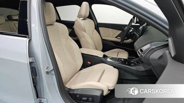 BMW 1 Series (F70) 2025 Светло-серебряный цвет из Кореи, фото 2