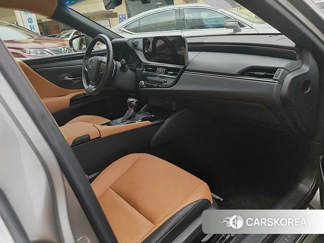 Lexus ES 2023 Серебристо-серый из Китая, фото 2